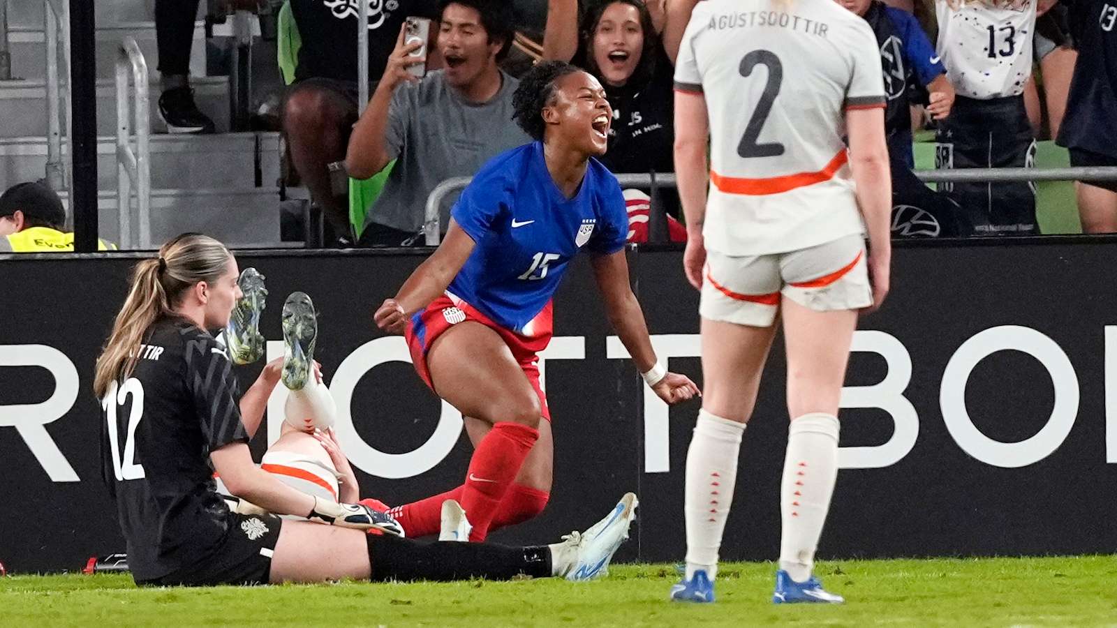 亚冬会上温馨一幕！超哥超嫂手牵手步入会场，全程十指紧扣不分离.